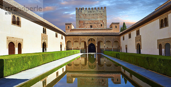 Arabesk-maurische Architektur und Teich des Myrtenhofs der Na?ridenpaläste  Palacios Nazaries  Alhambra  Granada  Andalusien  Spanien