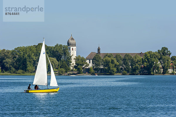 Segelboot  hinten der Glockenturm der Klosteranlage Frauenwörth  Frauenchiemsee oder Fraueninsel  Chiemsee  Chiemgau  Oberbayern  Bayern  Deutschland
