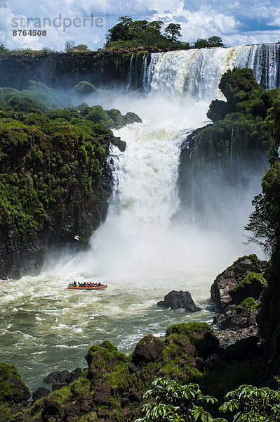 Jetboot unterhalb eines Wasserfalls der Iguazú-Wasserfälle  Iguazú-Nationalpark  UNESCO-Weltnaturerbe  Argentinien
