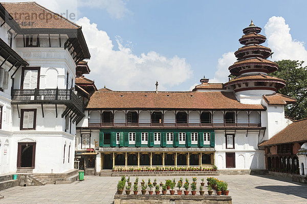 Newari-Architektur  Tempel mit fünf runden Dächern  Gebäude im viktorianischen Stil  Panch Mukhi Hanuman Temple im Hanuman Dhoka  Alter Königspalast  Kathmandu  Distrikt Kathmandu  Bagmati Zone  Nepal