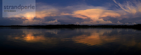 Sonnenuntergang  Gewitterwolken  Río Cuyabeno  Fluss Cuyabeno  Ecuador