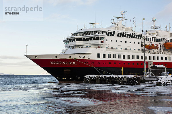 Passagierschiff Nordnorge in der Barentsee im Fjord von Kirkenes  Finnmark  Norwegen