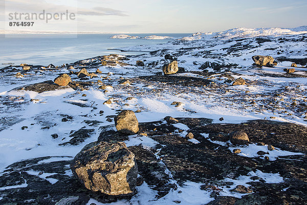 Markante Felsen und Gestein  bei Karlebotn  Varangerfjord  Finnmark  Norwegen