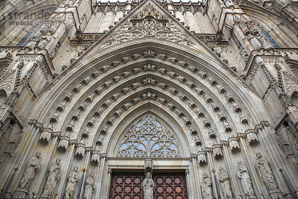 Gotische Kathedrale  Haupteingang Basilika La Catedral de la Santa Creu i Santa Eulalia  Altstadt  Barri Gotic  Barcelona  Katalonien  Spanien