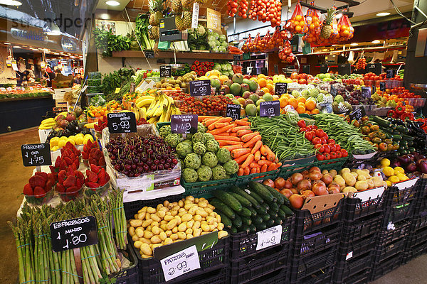 Marktstand mit Obst und Gemüse  alte Markthallen des Mercat de La Boqueria  auch Mercat de Sant Josep  La Rambla  Barcelona  Katalonien  Spanien