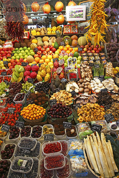 Marktstand mit exotischen Früchten  Obst  Pilzen und Gemüse  alte Markthallen des Mercat de La Boqueria  auch Mercat de Sant Josep  La Rambla  Barcelona  Katalonien  Spanien