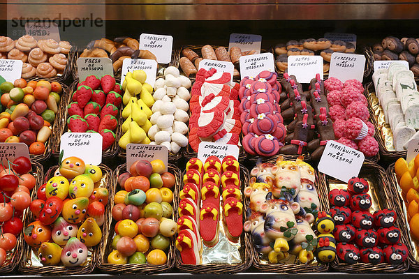 Marktstand mit Süßigkeiten  alte Markthallen des Mercat de La Boqueria  auch Mercat de Sant Josep  La Rambla  Barcelona  Katalonien  Spanien