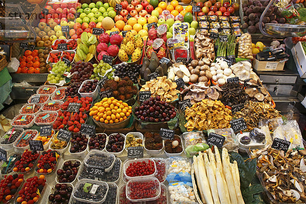 Marktstand mit exotischen Früchten  Obst  Pilzen und Gemüse  alte Markthallen des Mercat de La Boqueria  auch Mercat de Sant Josep  La Rambla  Barcelona  Katalonien  Spanien