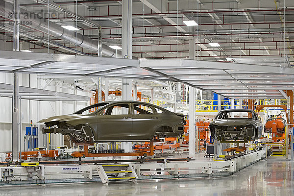 Karosserien bewegen sich entlang eines Förderbandes in der Lackiererei  Chrysler Sterling Heights Assembly Plant  wo der Chrysler 200 hergestellt wird  Sterling Heights  Michigan  USA