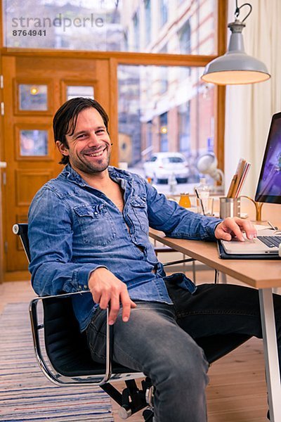 Mann  arbeiten  Büro  Mittelpunkt  Erwachsener  Göteborg  Schweden