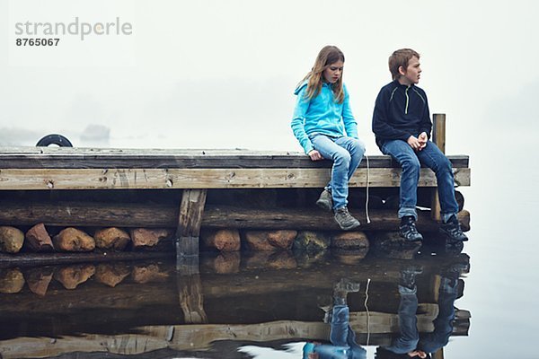 sehen  Junge - Person  Steg  wegsehen  Reise  Mädchen  Schweden