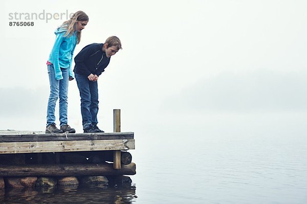 Wasser  sehen  Junge - Person  Steg  Mädchen  Schweden