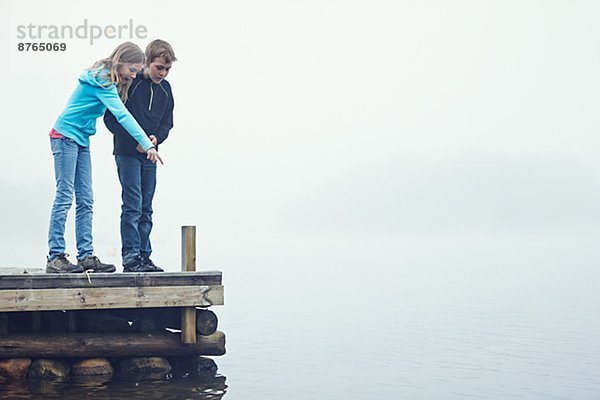 Wasser  sehen  Junge - Person  Steg  Mädchen  Schweden