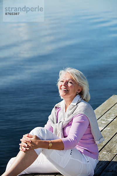 sitzend  Senior  Senioren  Frau  lächeln  Steg  Bohuslän  Schweden