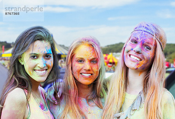 Porträt von lächelnden Frauen mit Kreidefarbe auf dem Musikfestival