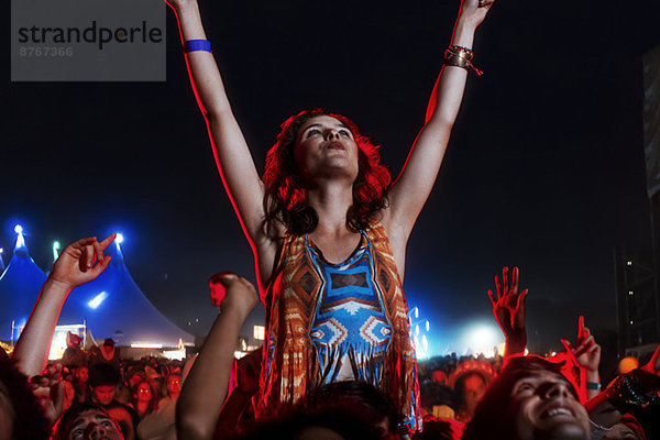 Jubelnde Frau auf den Schultern des Mannes beim Musikfestival