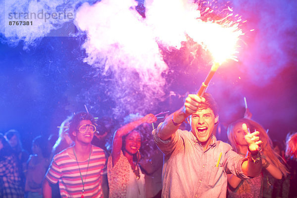 Fans mit Feuerwerk beim Musikfestival