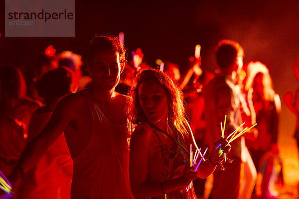 Paare tanzen beim Musikfestival