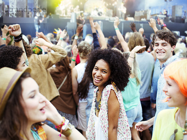 Fans tanzen und jubeln beim Musikfestival