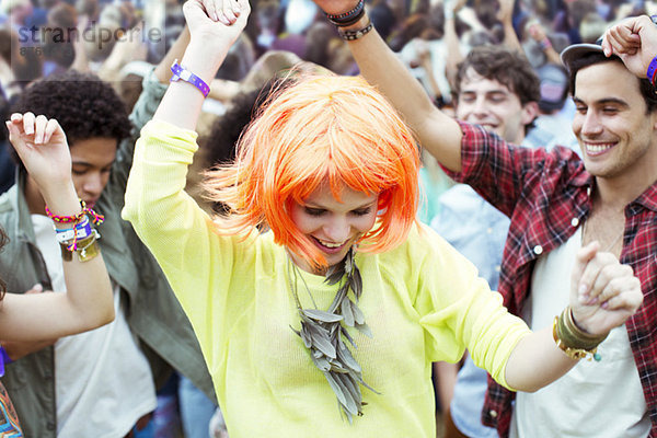 Frau im Perückentanz beim Musikfestival