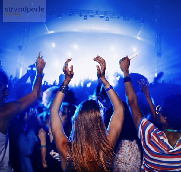 Fans tanzen und jubeln beim Musikfestival