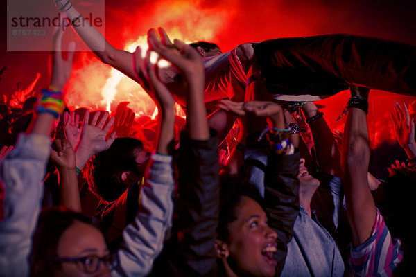 Menschenmenge beim Surfen beim Musikfestival