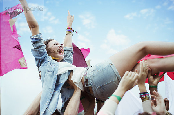 Begeisterte Frauen beim Surfen auf dem Musikfestival