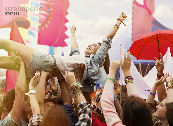 Frauenmassen surfen beim Musikfestival