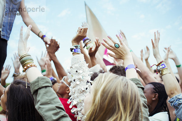 Fans  die beim Musikfestival die Hand schütteln wollen