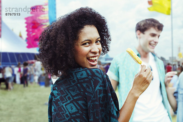 Porträt einer Frau  die beim Musikfestival Eis mit Geschmack isst