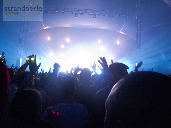 Silhouette des Publikums vor der Bühne beim Musikfestival