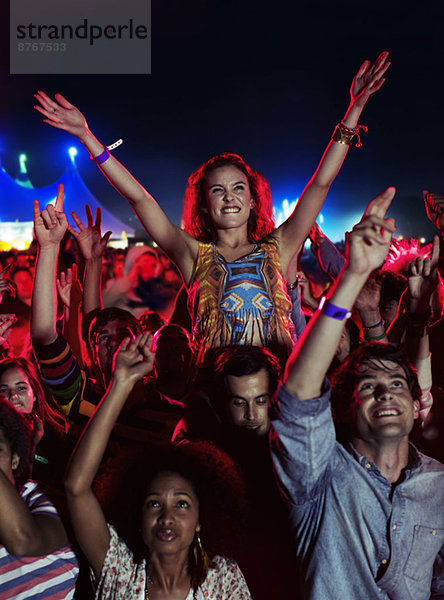 Fans jubeln beim Musikfestival