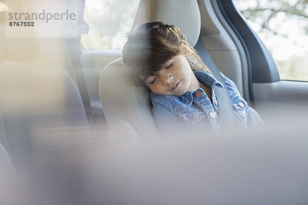Mädchen schläft auf dem Rücksitz des Autos