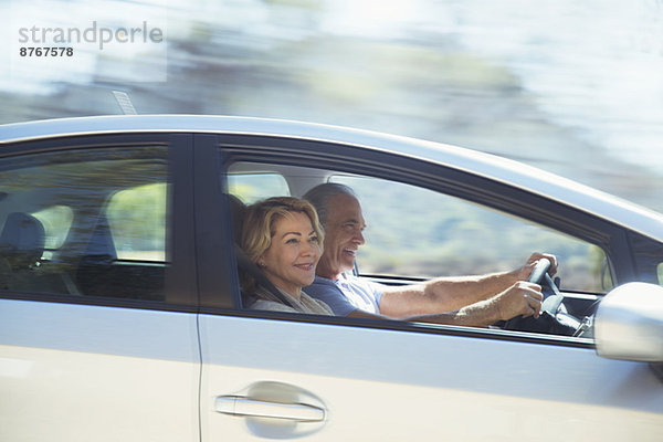 Glückliches Seniorenpaar beim Autofahren