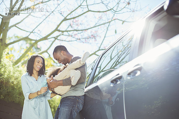 Glückliche Familie außerhalb des Autos