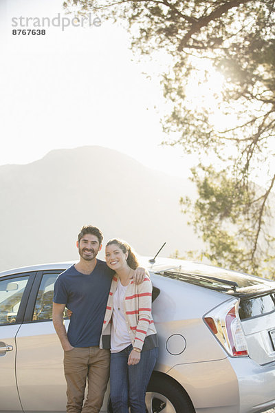 Porträt des glücklichen Paares außerhalb des Autos