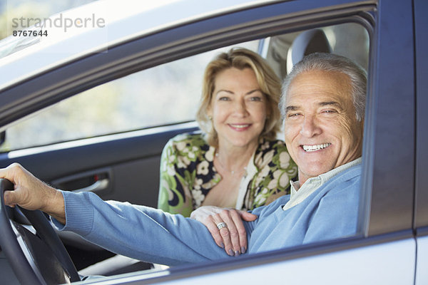 Porträt eines glücklichen älteren Paares im Auto