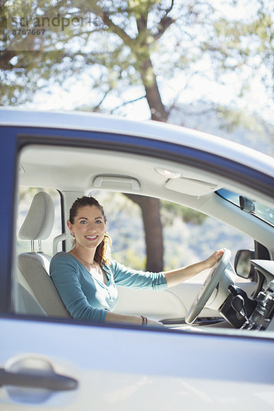 Porträt der lächelnden Frau im Auto