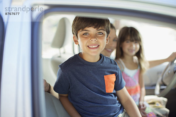 Porträt des lächelnden Jungen im Auto