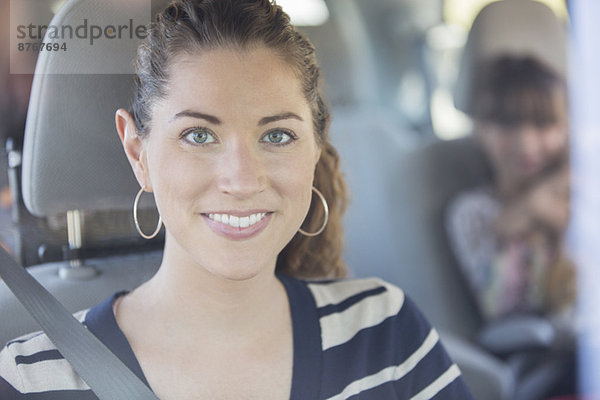 Porträt der lächelnden Frau im Auto