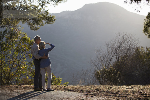 Seniorenpaar mit Blick auf die Berge