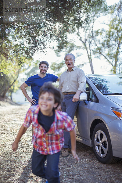 Glückliche Mehrgenerationen-Männer außerhalb des Autos