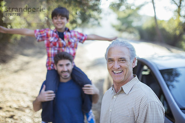 Porträt von glücklichen Mehrgenerationen-Männern außerhalb des Autos