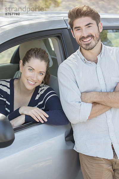 Porträt eines lächelnden Paares im Innen- und Außenwagen