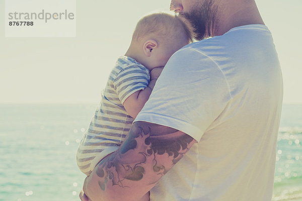 Nahaufnahme des Vaters mit seinem Sohn am Strand