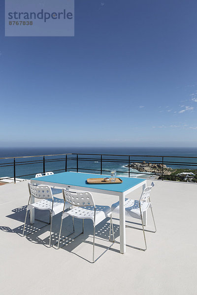 Tisch auf der Terrasse mit Blick auf den Ozean