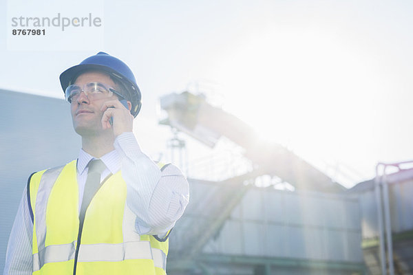 Arbeiter beim Telefonieren im Getreidespeicher