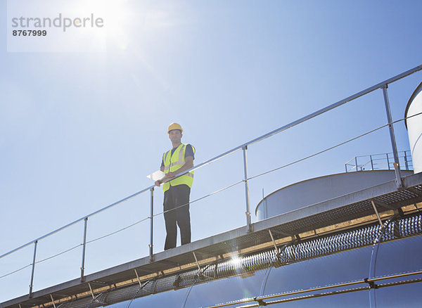 Arbeiter auf der Plattform über dem Milchtankwagen