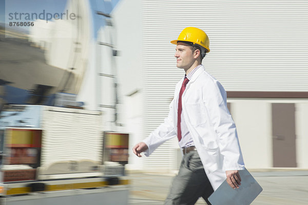 Wissenschaftler im Hard-Hat-Walking mit Zwischenablage