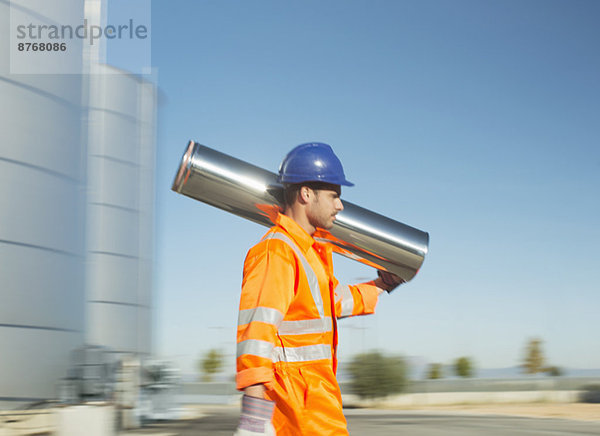 Arbeiter mit Edelstahlrohr